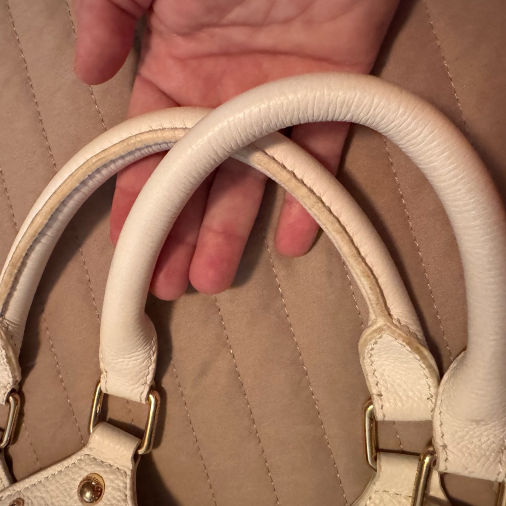 JUST IN TIME FOR CHRISTMAS 🎄 
Almost PRISTINE Louis Vuitton Mahina XL White - Picture 11 of 13